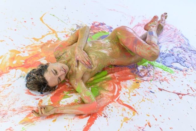 Раздетая девушка в краске кончает