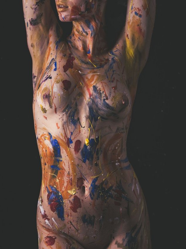 Девушка в белой краске ню