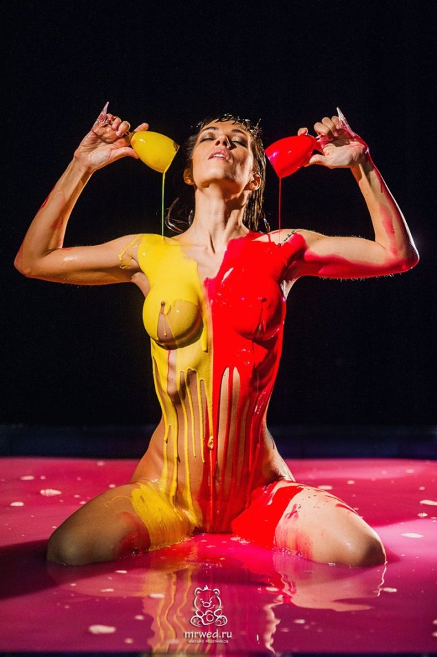 Эротическая фотосессия с красками