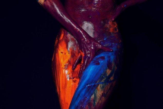 Эротическая фотосессия с красками