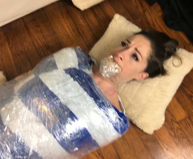 Девушка и скотч