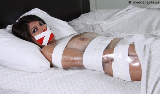 Связанная девушка скотчем