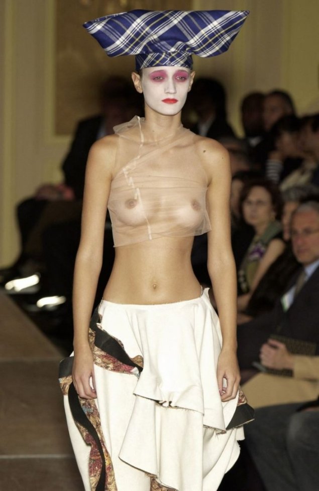 Модель засветила грудь