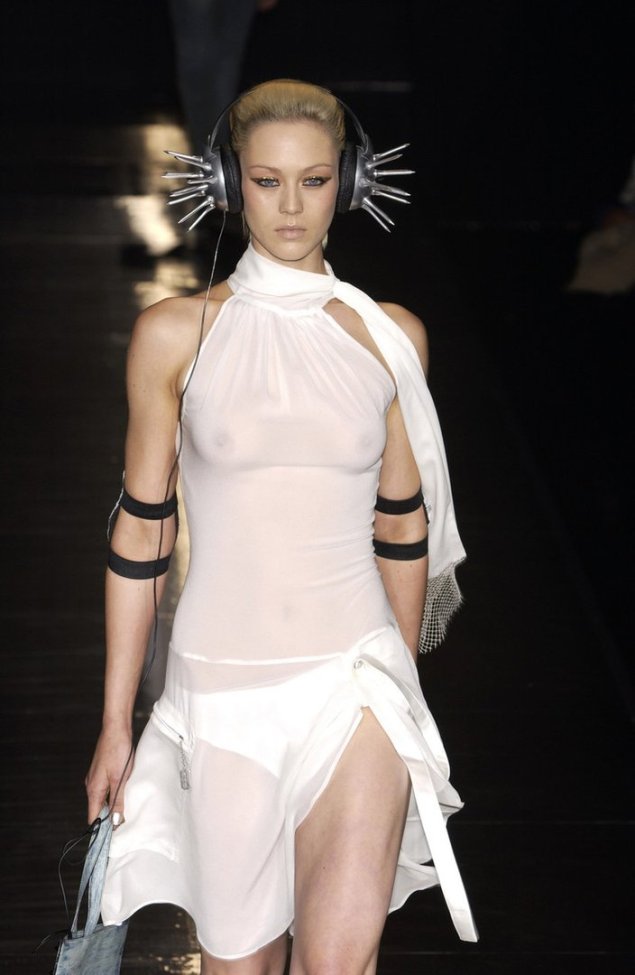 Модель засветила грудь