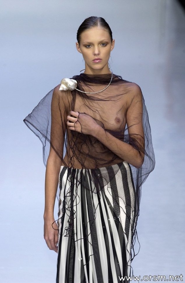 Прозрачная одежда на подиуме