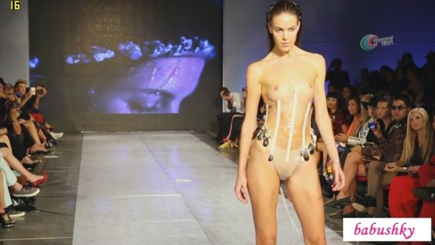 Голая модель на подиуме