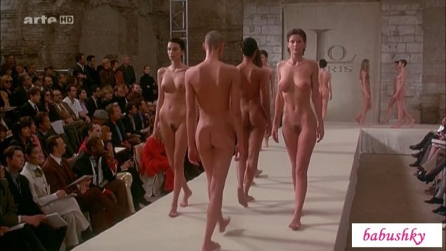 Голые женщины на подиуме