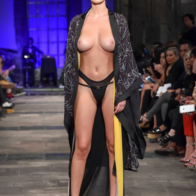 Голая на подиуме