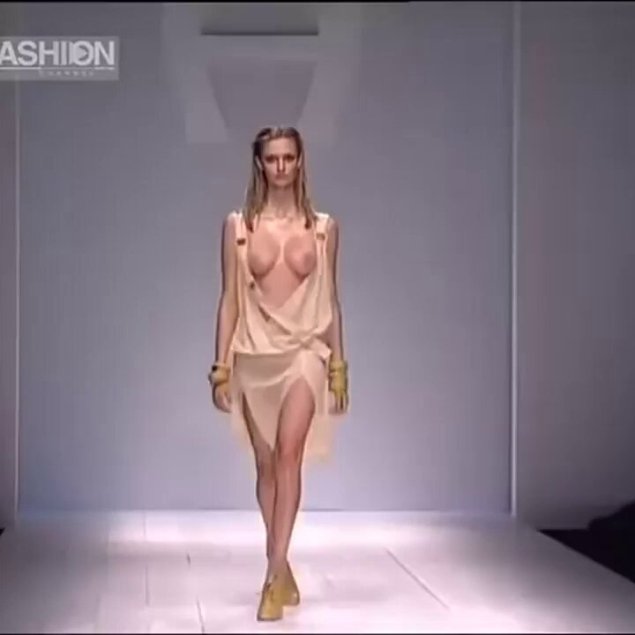 Голые фотомодели на подиуме