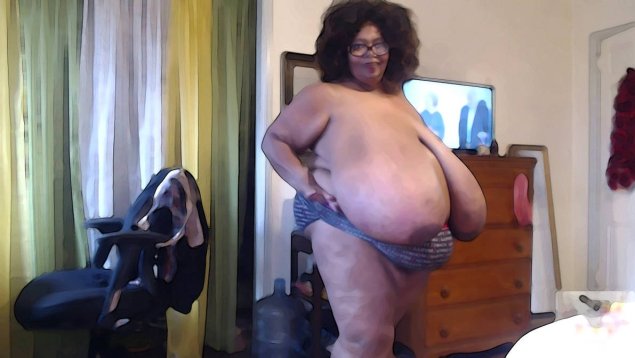 Голая Norma Stitz купается