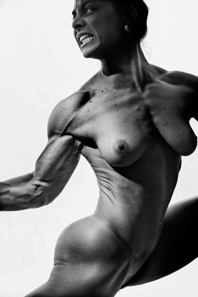 Гипертрофированные голые женщины