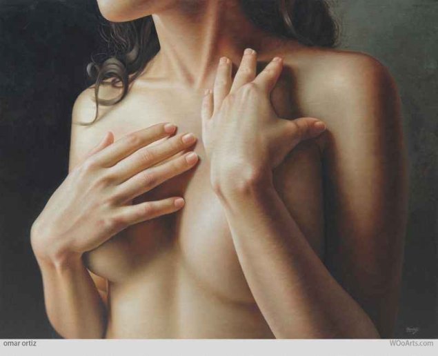 Грудь прикрытая ладонями