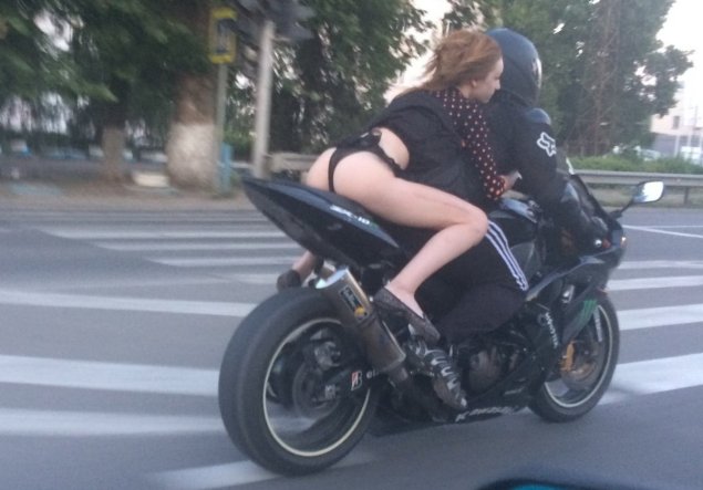 Пассажирка мотоцикла