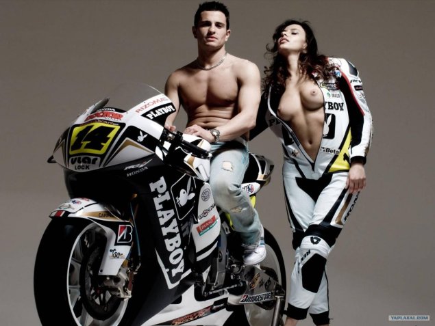 На мотоцикле девушка