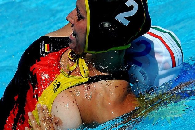 Засветила грудь в водном спорте