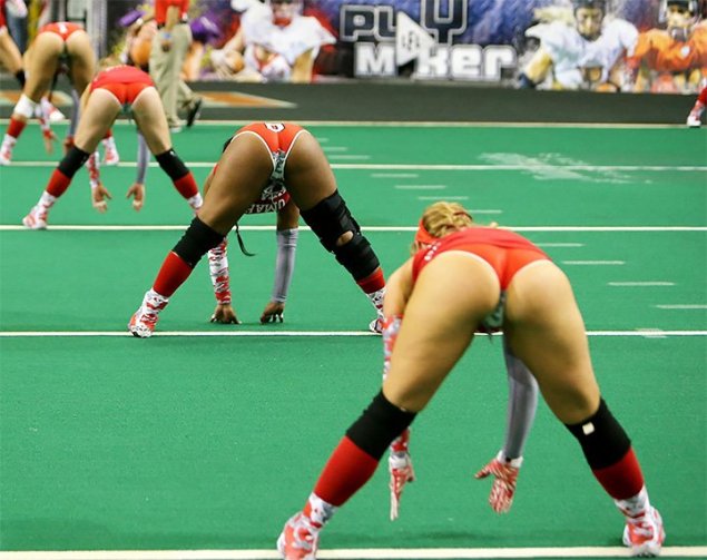 Женский американский футбол в стрингах