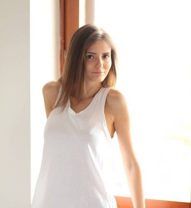 Девушка в майке без трусов