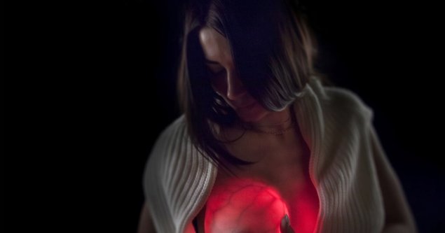 Голая светящаяся грудь