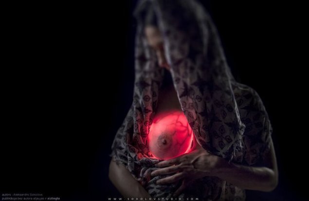 Светящиеся груди голые