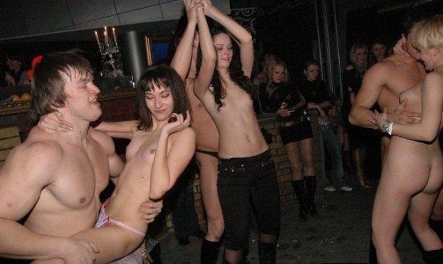 Любительский стриптиз на вечеринке