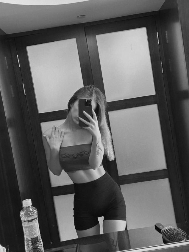 Худая девушка