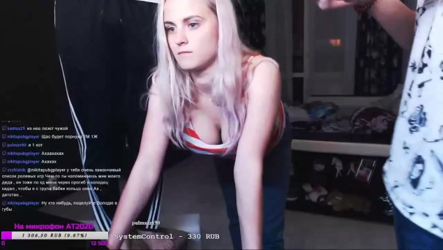 Вывалилась сиська на стриме