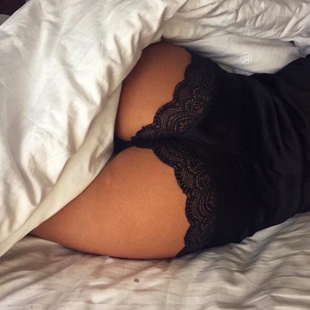 Красивые попки на кровати