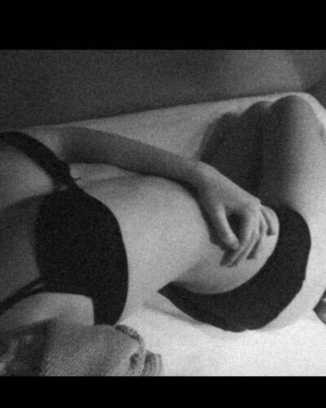 Селфи в кровати без лица ночью