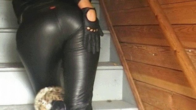 Девушка в кожаных штанах попа