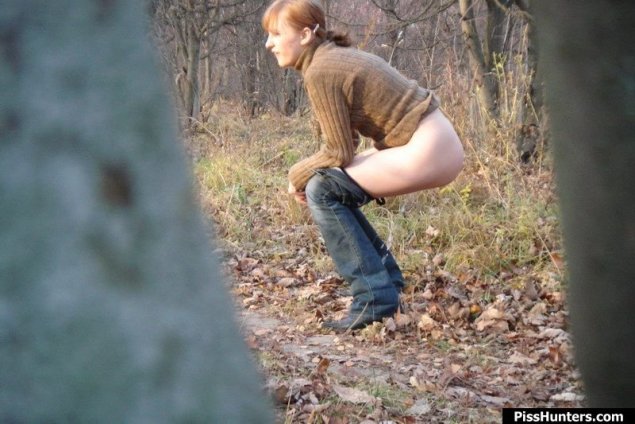 Девушка какает в парке