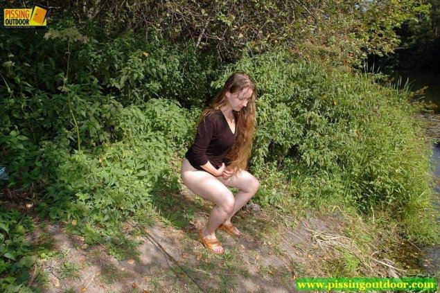 Женский писсинг на природе