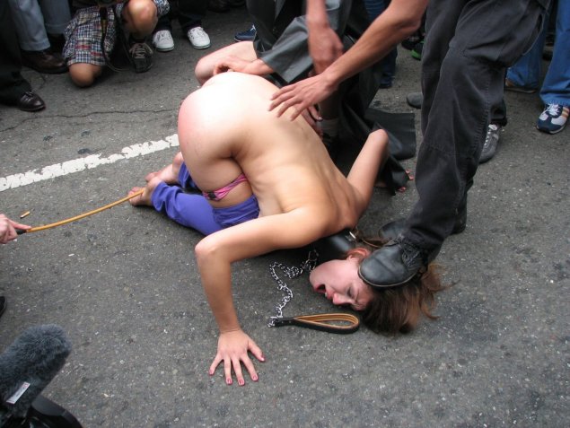 Голые женщины избивают женщину