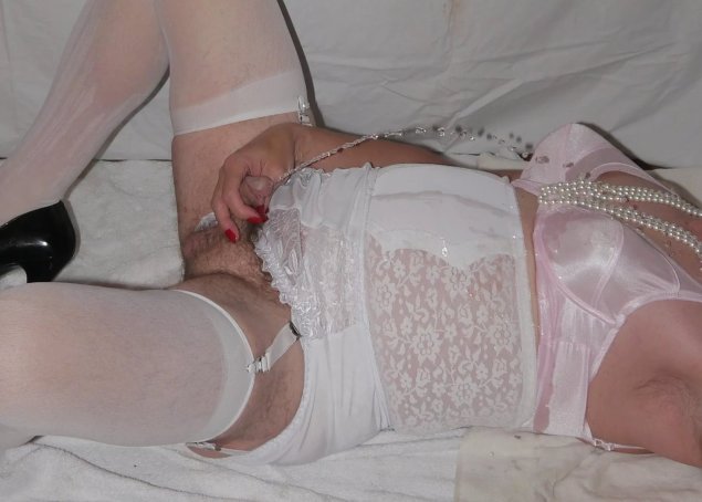 Кончают в женских панталонах