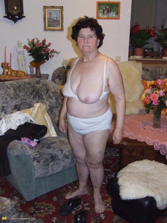 Старухи в трусах и лифчике