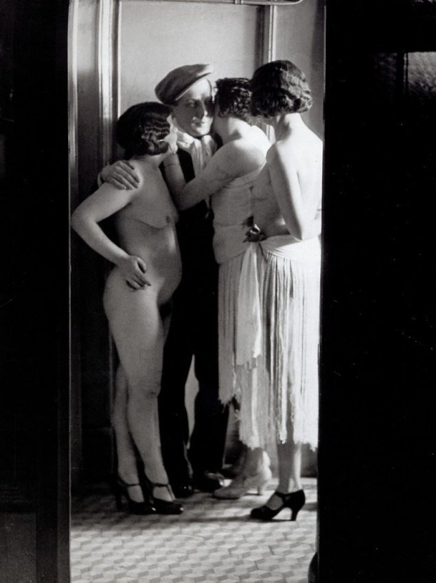 Голые женщины в публичном доме ретро