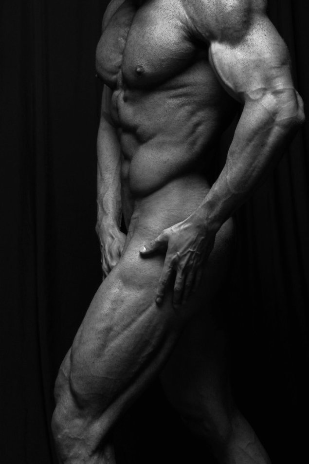Красивое голое мужское тело