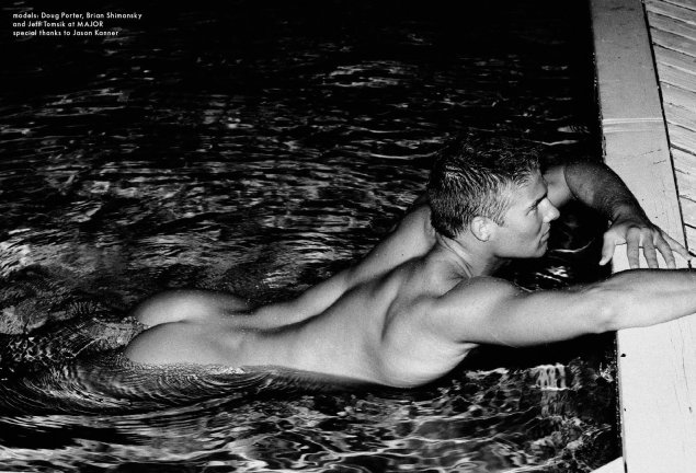 Красивые голые парни в бассейне