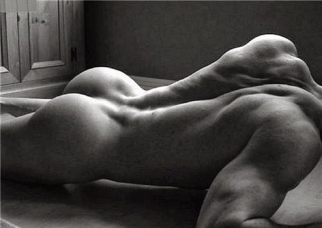 Красивое голое мужское тело