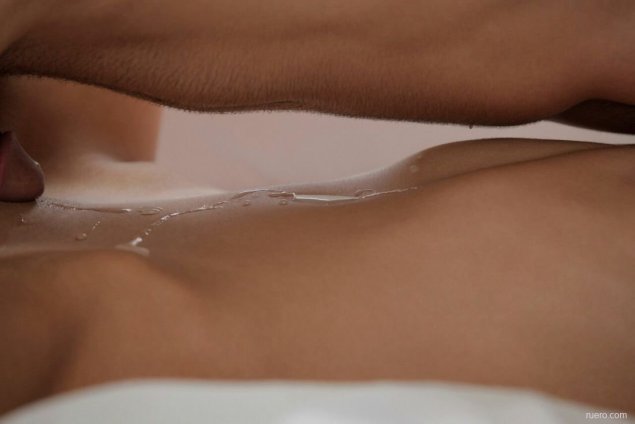 Кончают на живот