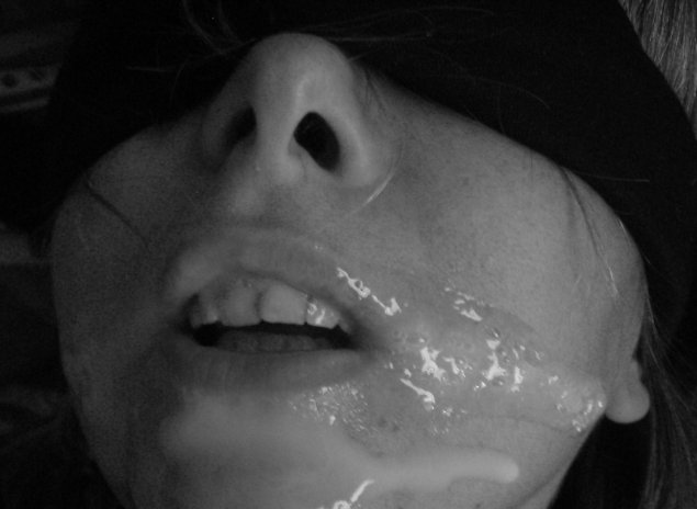 Обкончал лицо черно белое