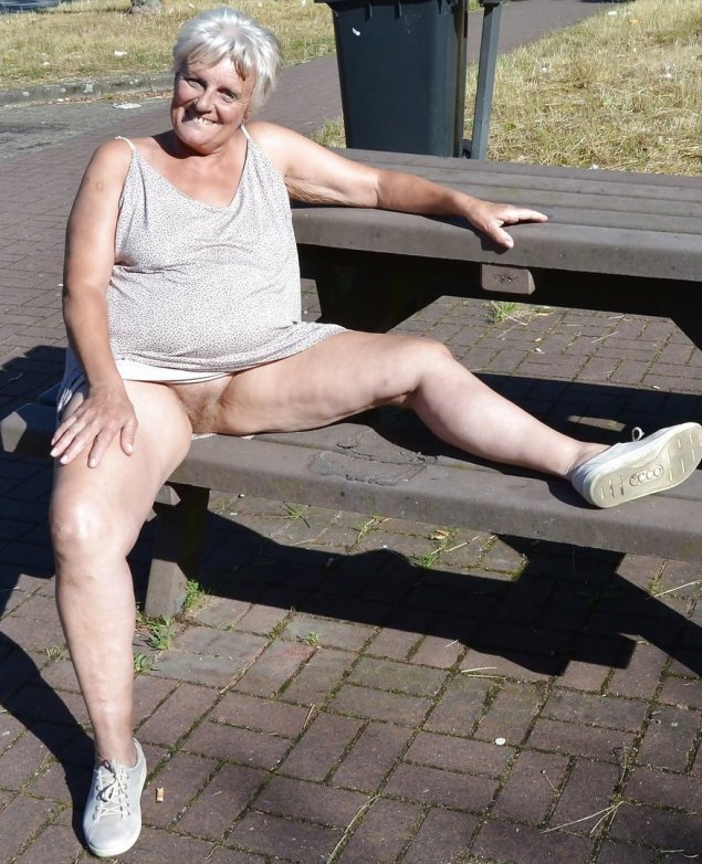 Пожилая женщина