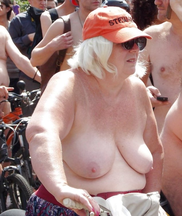 Старые сиськи на публике