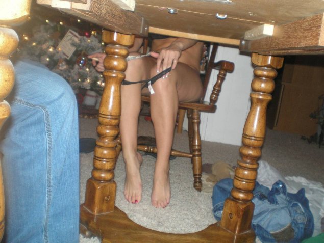Бдсм девушка под столом