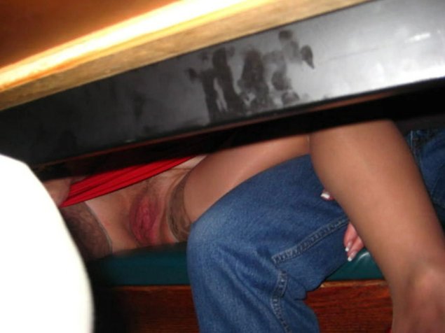 Подглядывание под юбку в офисе