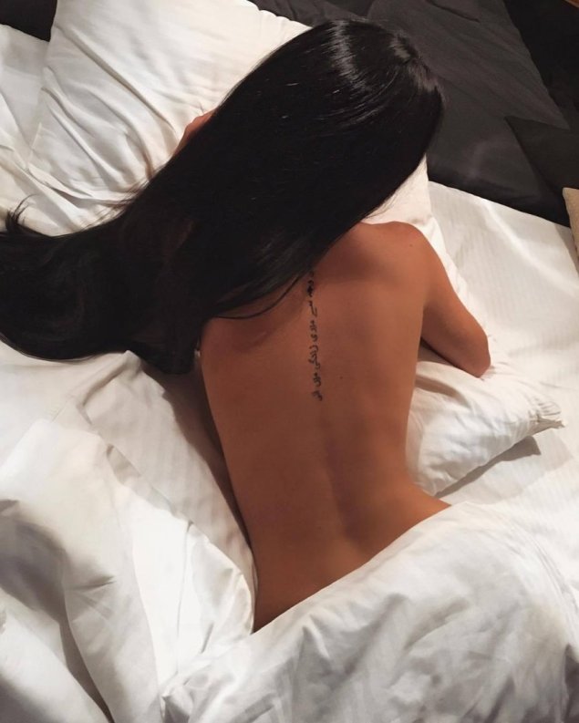 Брюнетка со спины