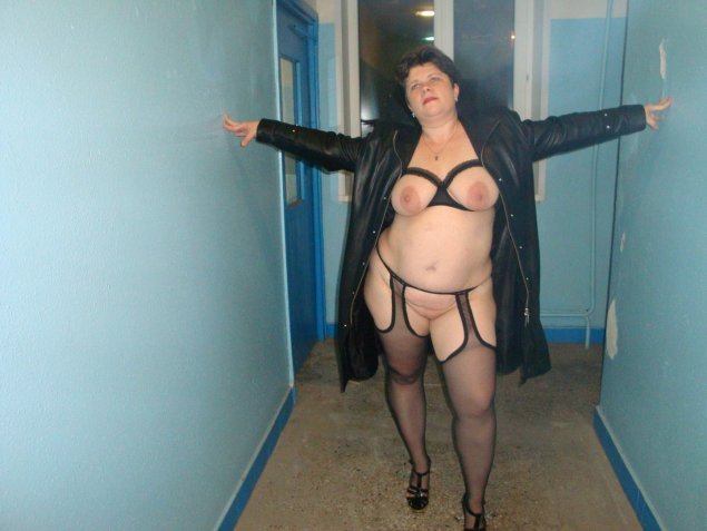 Голые толстые женщины в подъезде
