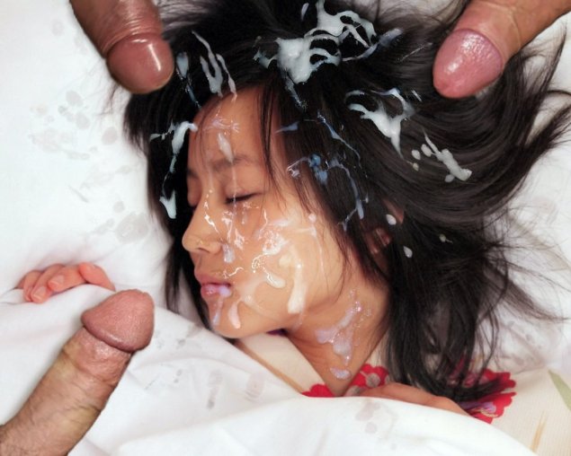 Азиатке кончили на волосы