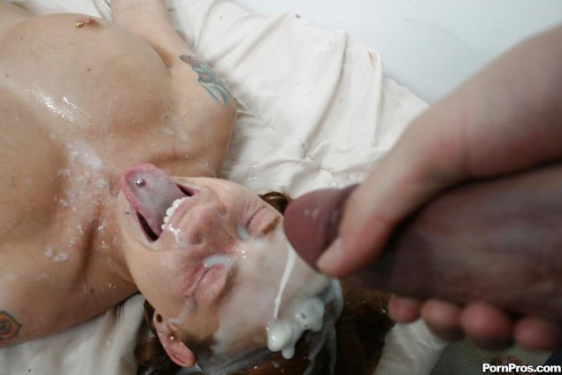 Парень очень много кончает