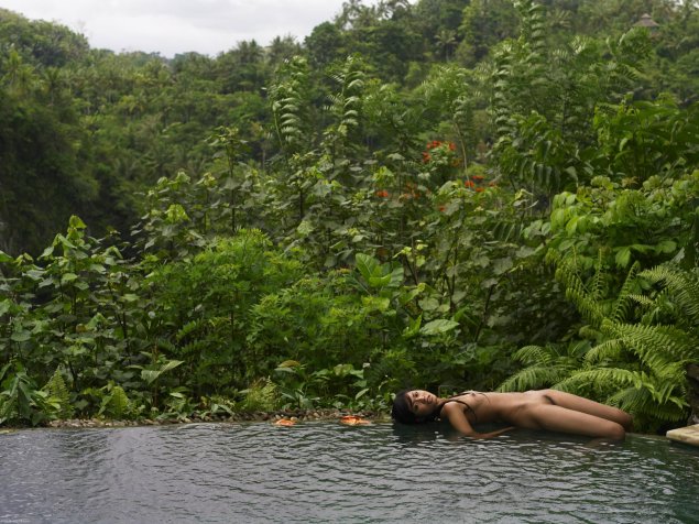 В мангровом лесу женщины индонезии ню