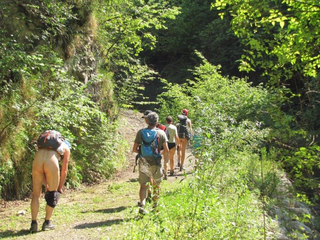Туристический поход голышом